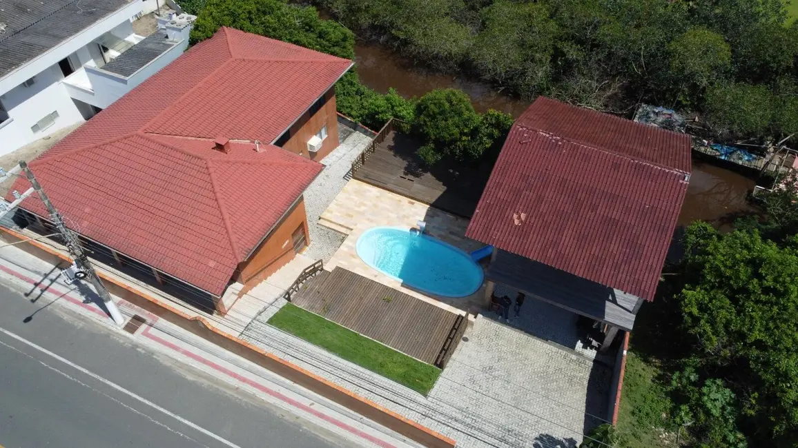 Foto 1 de Casa com 6 quartos à venda, 178m2 em Barra Velha - SC