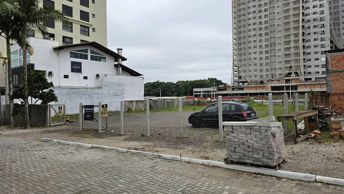 Foto 1 de Terreno / Lote à venda, 710m2 em Balneario Picarras - SC