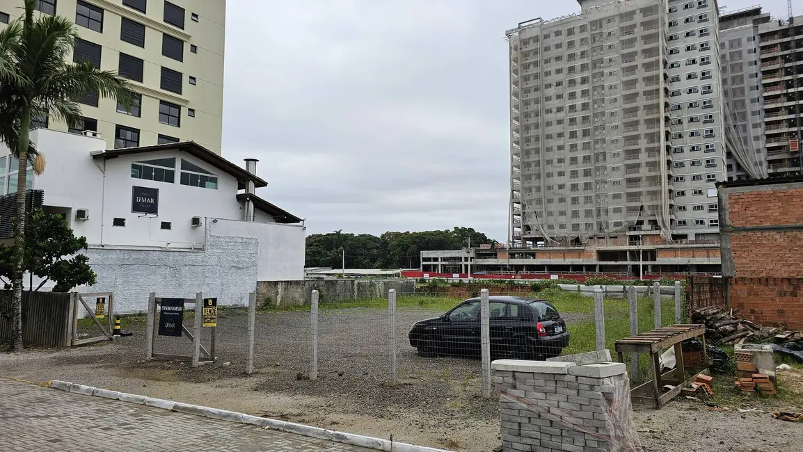 Foto 2 de Terreno / Lote à venda, 710m2 em Balneario Picarras - SC