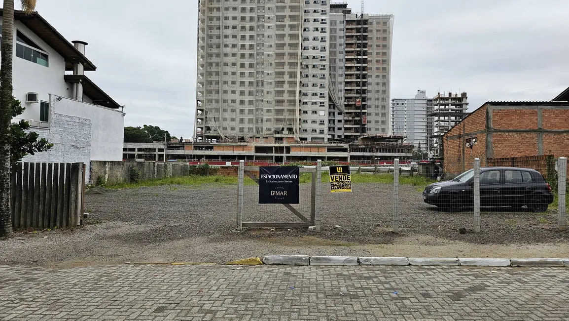 Foto 3 de Terreno / Lote à venda, 710m2 em Balneario Picarras - SC