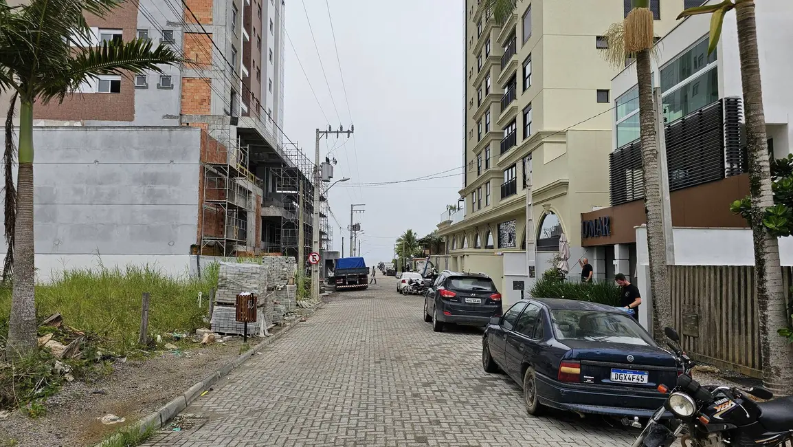 Foto 4 de Terreno / Lote à venda, 710m2 em Balneario Picarras - SC