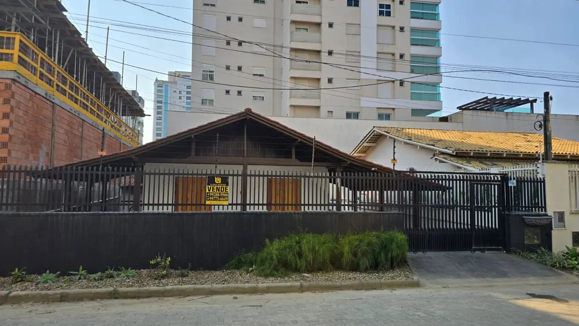 Foto 1 de Casa com 3 quartos à venda, 359m2 em Balneario Picarras - SC