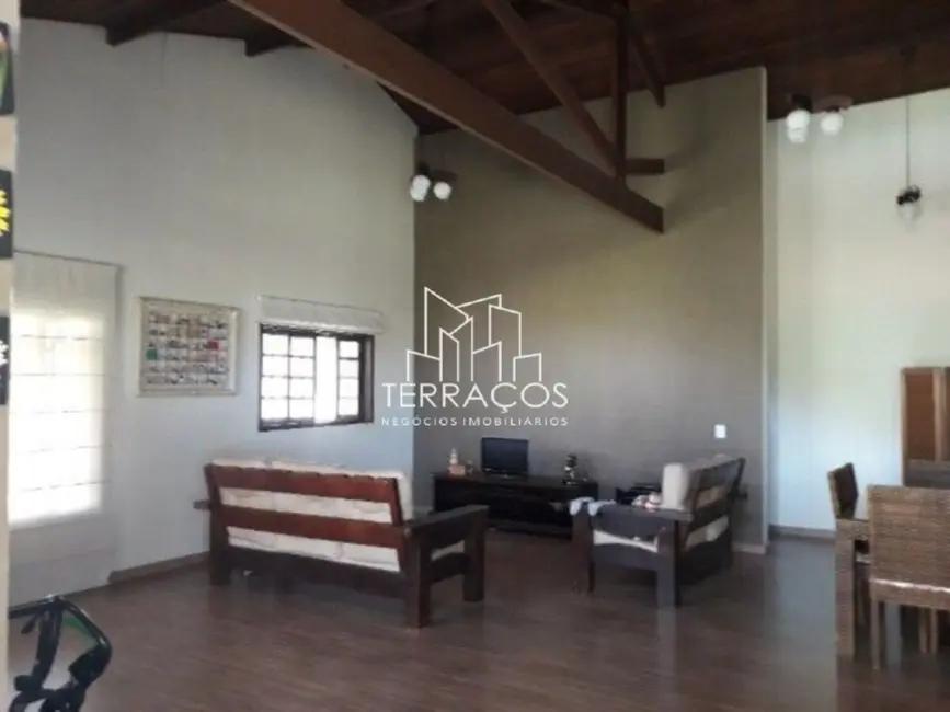 Chácara com 3 quartos à venda, 165m2 em Piracaia - SP - imagem 9 Foto 9 de Chácara com 3 quartos à venda, 165m2 em Piracaia - SP