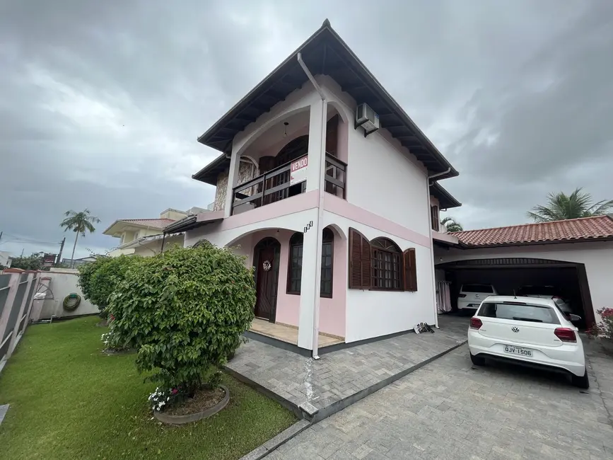 Casa com 3 quartos à venda, 210m2 em Centro, Biguacu - SC - imagem 4 Foto 4 de Casa com 3 quartos à venda, 210m2 em Centro, Biguacu - SC