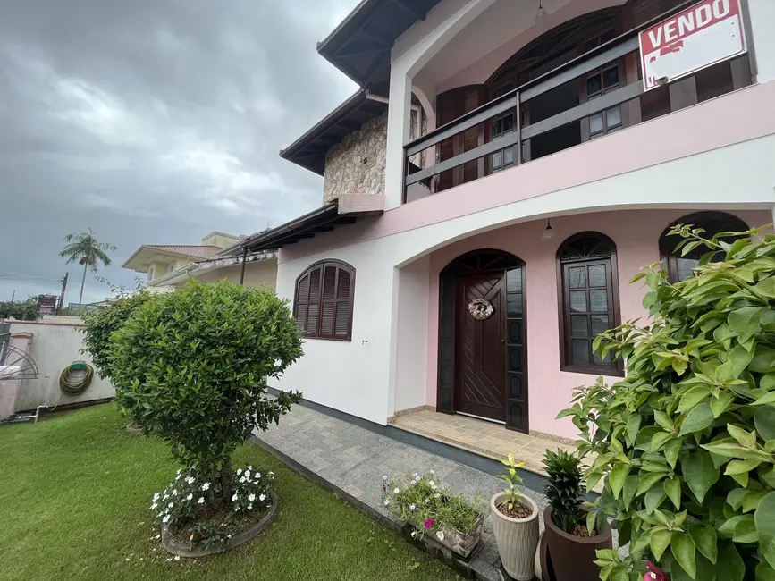 Casa com 3 quartos à venda, 210m2 em Centro, Biguacu - SC - imagem 5 Foto 5 de Casa com 3 quartos à venda, 210m2 em Centro, Biguacu - SC