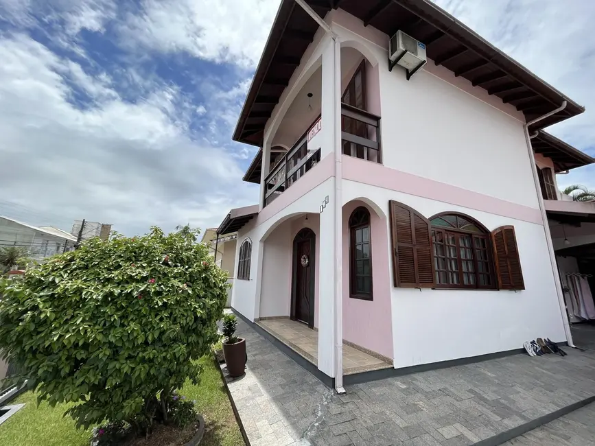 Casa com 3 quartos à venda, 210m2 em Centro, Biguacu - SC - imagem 8 Foto 8 de Casa com 3 quartos à venda, 210m2 em Centro, Biguacu - SC