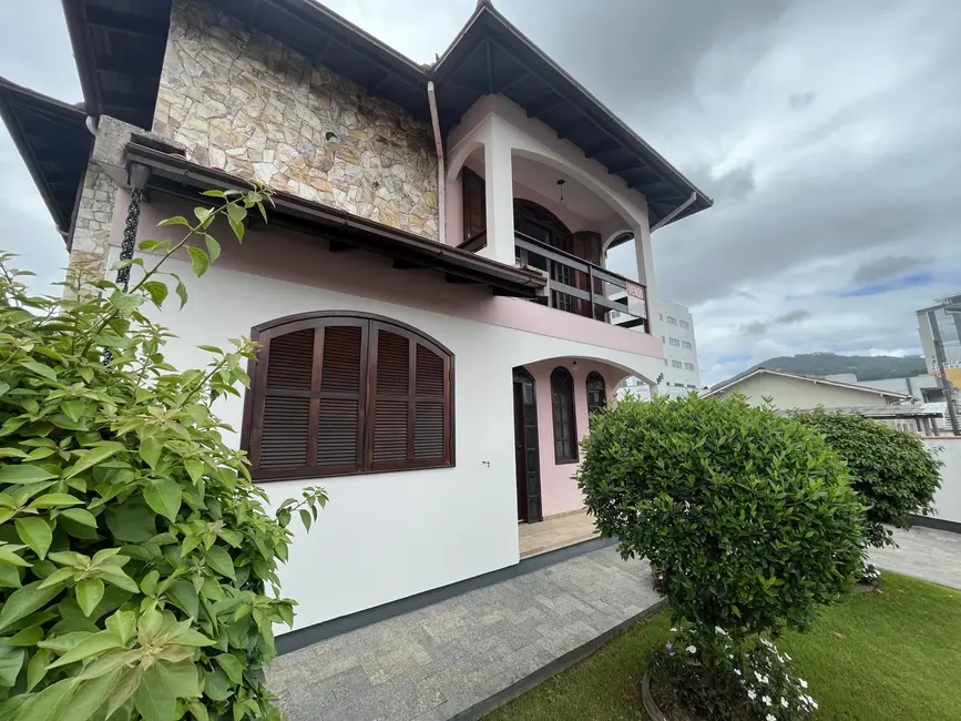 Casa com 3 quartos à venda, 210m2 em Centro, Biguacu - SC - imagem 6 Foto 6 de Casa com 3 quartos à venda, 210m2 em Centro, Biguacu - SC