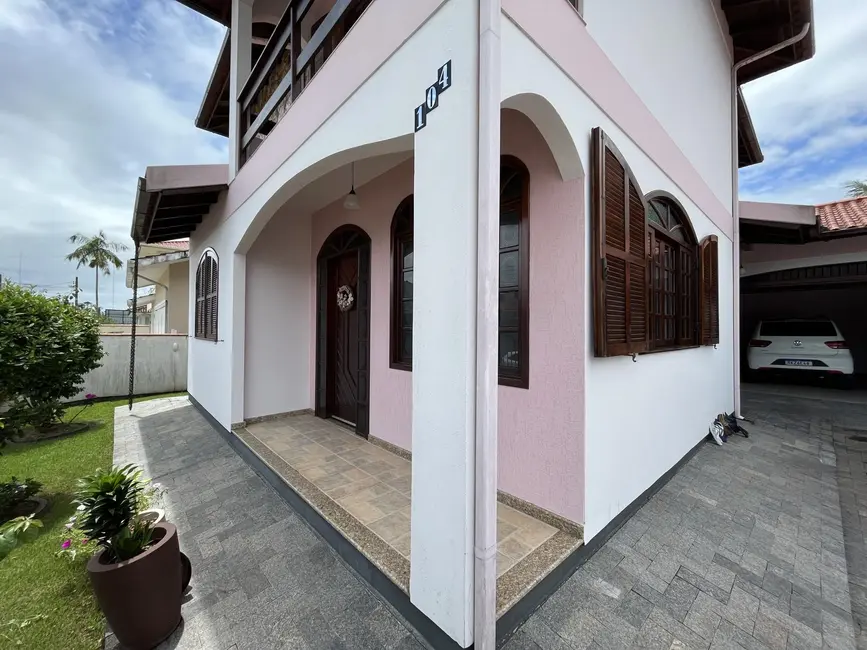 Casa com 3 quartos à venda, 210m2 em Centro, Biguacu - SC - imagem 3 Foto 3 de Casa com 3 quartos à venda, 210m2 em Centro, Biguacu - SC