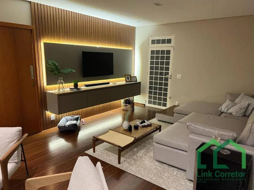 Foto 2 de Casa com 4 quartos à venda, 234m2 em Vila Brandina, Campinas - SP