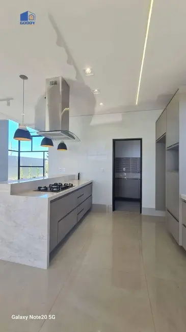 Foto 2 de Sobrado com 3 quartos à venda, 410m2 em Varzea Grande - MT