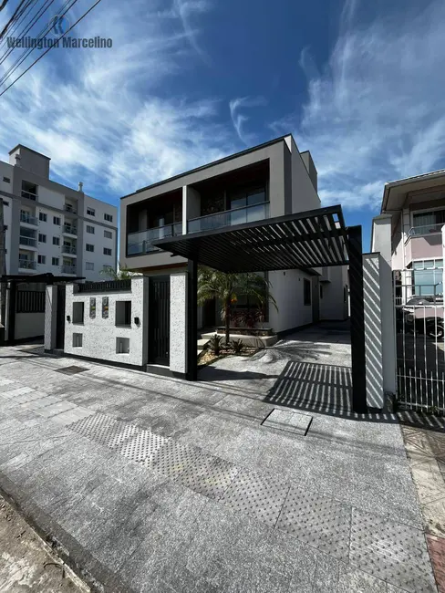 Foto 1 de Sobrado com 3 quartos à venda, 129m2 em Nova Palhoça, Palhoca - SC