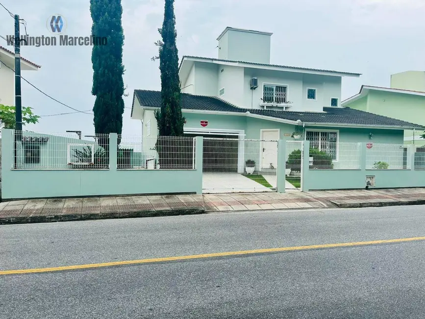 Foto 1 de Casa com 3 quartos à venda, 237m2 em Ponta de Baixo, Sao Jose - SC