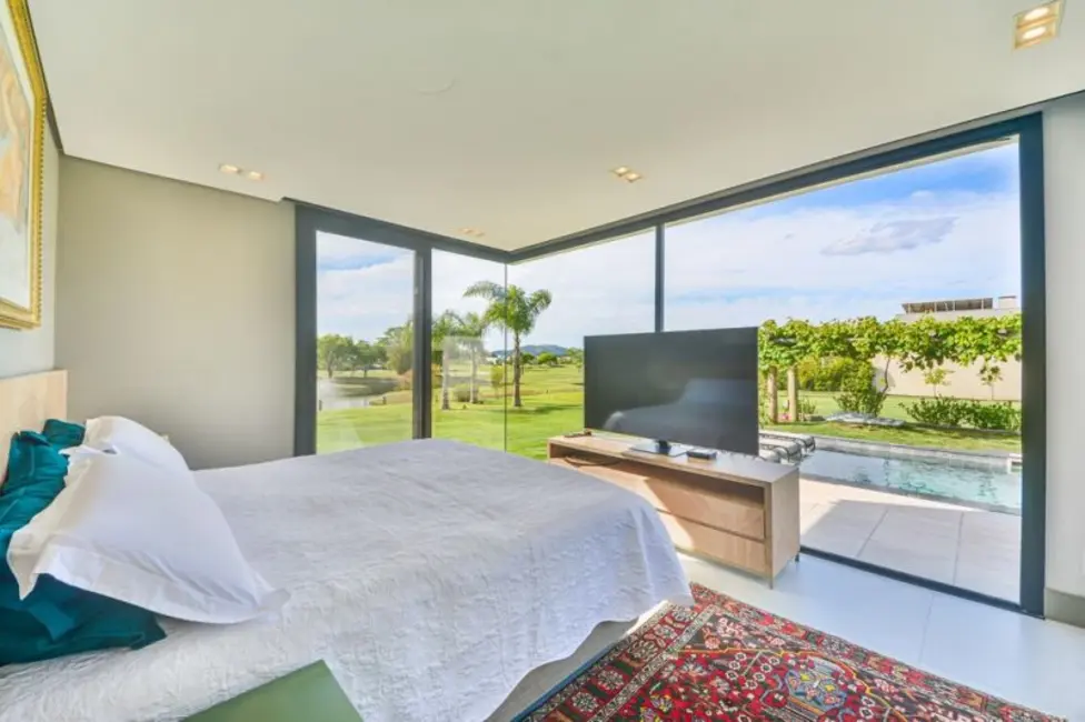 Casa com 4 quartos à venda, 342m2 em Porto Alegre - RS - imagem 1 Foto 1 de Casa com 4 quartos à venda, 342m2 em Porto Alegre - RS