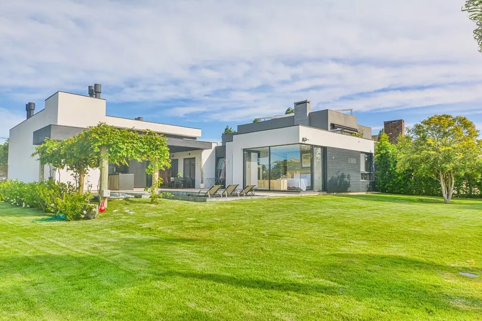 Casa com 4 quartos à venda, 342m2 em Porto Alegre - RS - imagem 2 Foto 2 de Casa com 4 quartos à venda, 342m2 em Porto Alegre - RS