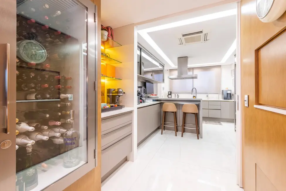 Apartamento com 4 quartos à venda, 316m2 em Vila Ipiranga, Porto Alegre - RS - imagem 8 Foto 8 de Apartamento com 4 quartos à venda, 316m2 em Vila Ipiranga, Porto Alegre - RS
