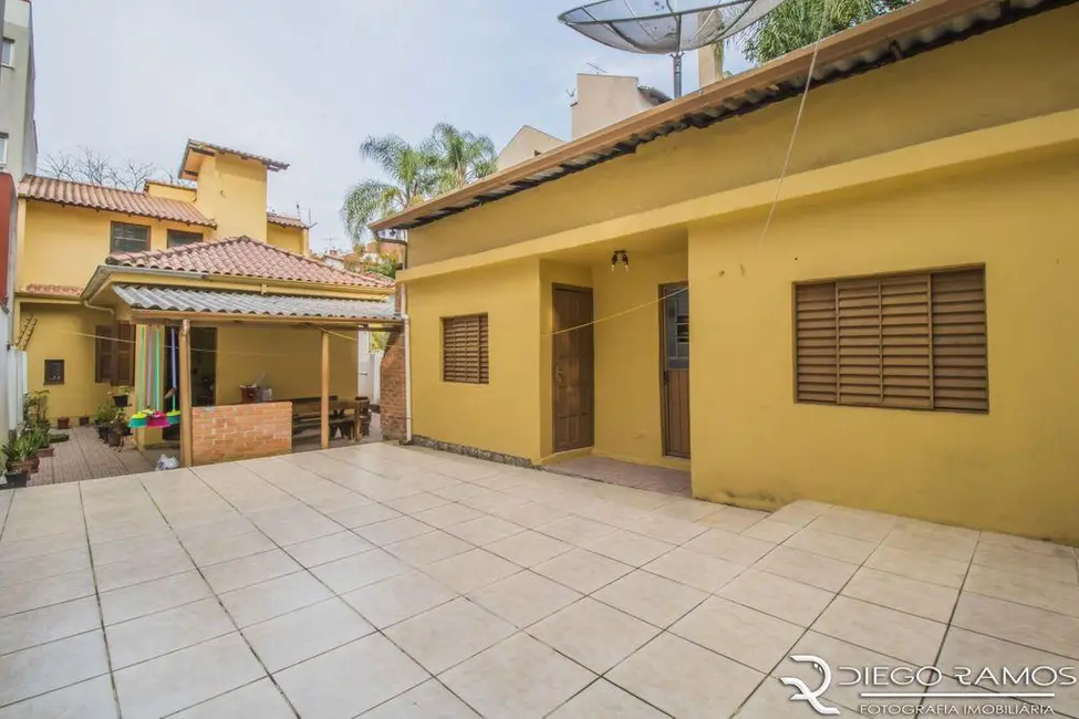 Casa com 3 quartos à venda, 235m2 em Auxiliadora, Porto Alegre - RS - imagem 2 Foto 2 de Casa com 3 quartos à venda, 235m2 em Auxiliadora, Porto Alegre - RS