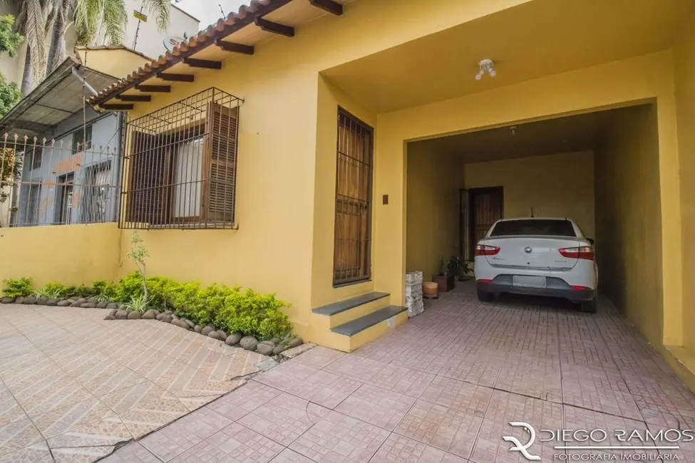 Casa com 3 quartos à venda, 235m2 em Auxiliadora, Porto Alegre - RS - imagem 1 Foto 1 de Casa com 3 quartos à venda, 235m2 em Auxiliadora, Porto Alegre - RS