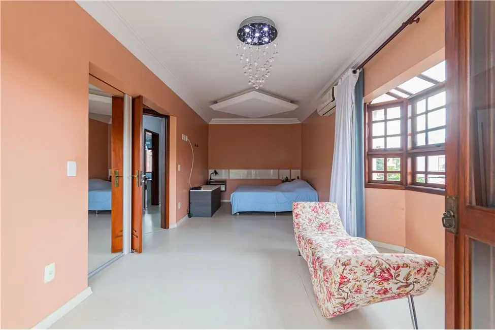 Casa com 3 quartos à venda, 289m2 em Porto Alegre - RS - imagem 5 Foto 5 de Casa com 3 quartos à venda, 289m2 em Porto Alegre - RS