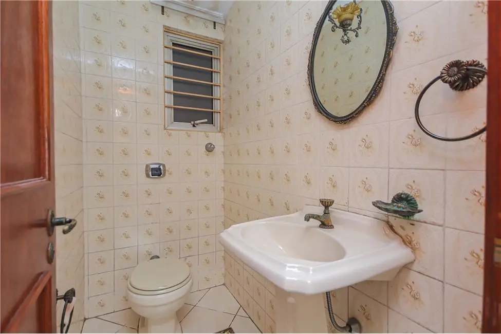 Apartamento com 3 quartos à venda, 135m2 em Higienópolis, Porto Alegre - RS - imagem 6 Foto 6 de Apartamento com 3 quartos à venda, 135m2 em Higienópolis, Porto Alegre - RS