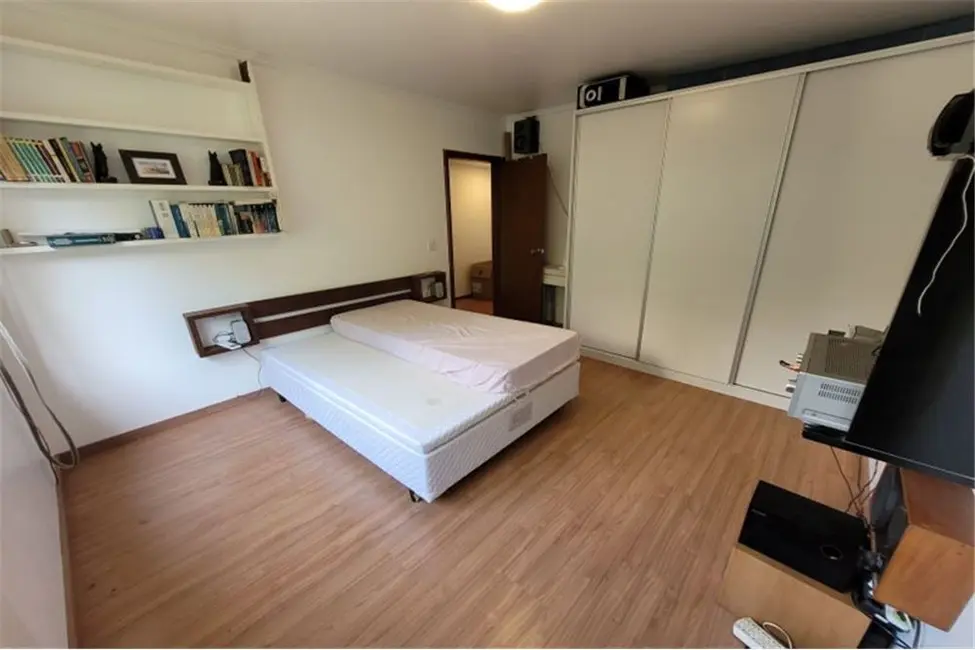 Apartamento com 3 quartos à venda, 164m2 em Moinhos de Vento, Porto Alegre - RS - imagem 8 Foto 8 de Apartamento com 3 quartos à venda, 164m2 em Moinhos de Vento, Porto Alegre - RS
