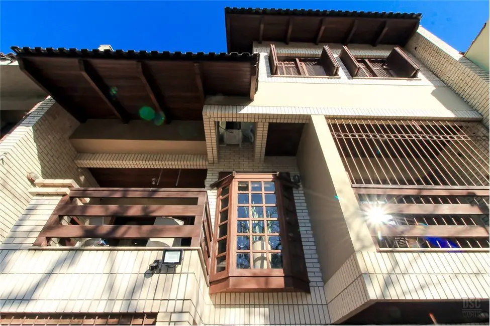 Casa com 3 quartos à venda, 409m2 em São João, Porto Alegre - RS - imagem 1 Foto 1 de Casa com 3 quartos à venda, 409m2 em São João, Porto Alegre - RS
