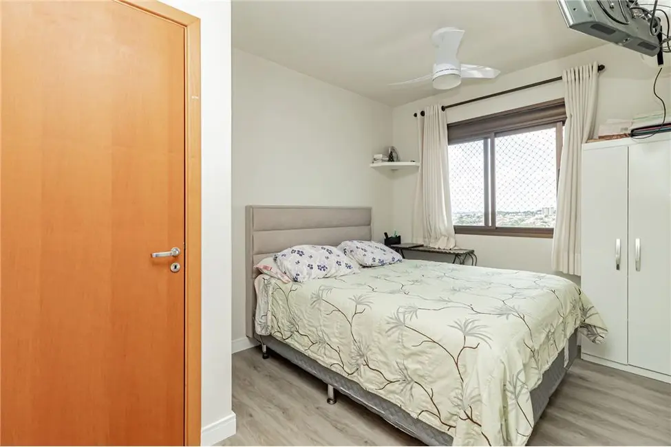 Foto 9 de Apartamento com 3 quartos à venda, 81m2 em Passo da Areia, Porto Alegre - RS