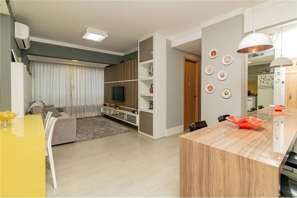 Foto 1 de Apartamento com 2 quartos à venda, 69m2 em Passo da Areia, Porto Alegre - RS
