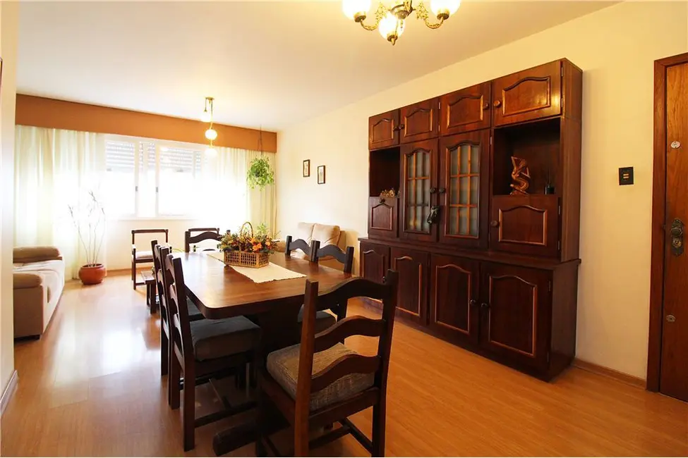 Apartamento com 3 quartos à venda, 111m2 em Rio Branco, Porto Alegre - RS - imagem 6 Foto 6 de Apartamento com 3 quartos à venda, 111m2 em Rio Branco, Porto Alegre - RS