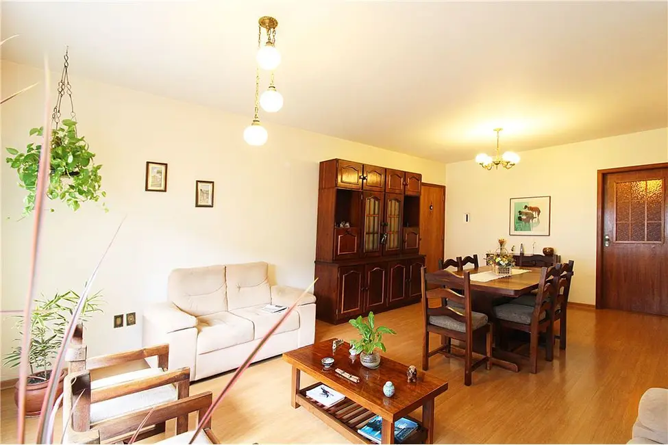 Apartamento com 3 quartos à venda, 111m2 em Rio Branco, Porto Alegre - RS - imagem 5 Foto 5 de Apartamento com 3 quartos à venda, 111m2 em Rio Branco, Porto Alegre - RS