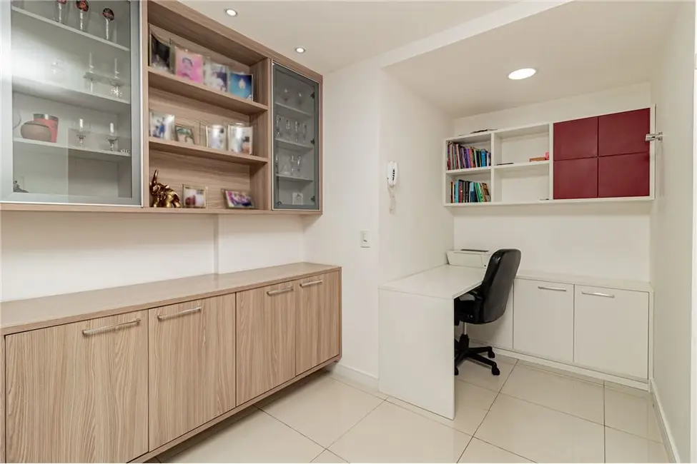 Foto 4 de Apartamento com 3 quartos à venda, 106m2 em Passo da Areia, Porto Alegre - RS