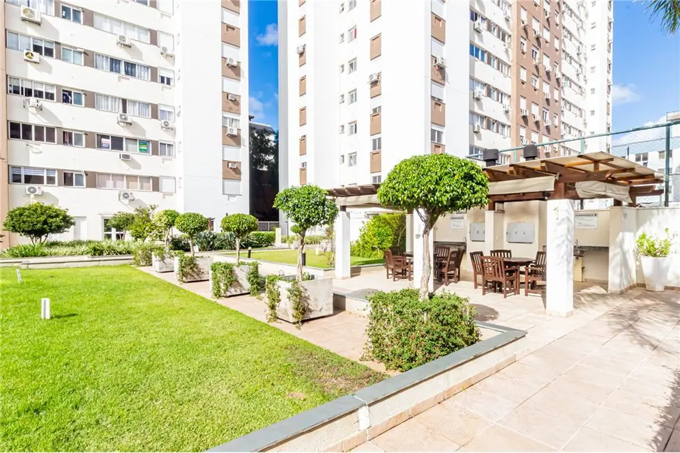 Apartamento com 2 quartos à venda, 70m2 em Passo da Areia, Porto Alegre - RS - imagem 2 Foto 2 de Apartamento com 2 quartos à venda, 70m2 em Passo da Areia, Porto Alegre - RS
