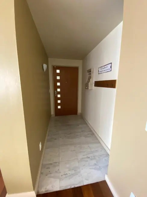 Apartamento com 3 quartos à venda, 140m2 em Centro Histórico, Porto Alegre - RS - imagem 6 Foto 6 de Apartamento com 3 quartos à venda, 140m2 em Centro Histórico, Porto Alegre - RS