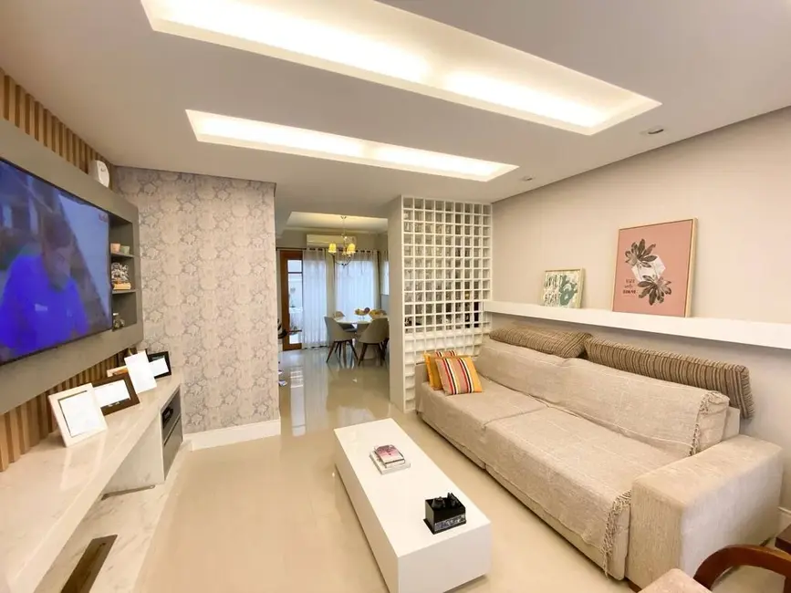 Casa com 3 quartos à venda, 147m2 em Porto Alegre - RS - imagem 3 Foto 3 de Casa com 3 quartos à venda, 147m2 em Porto Alegre - RS