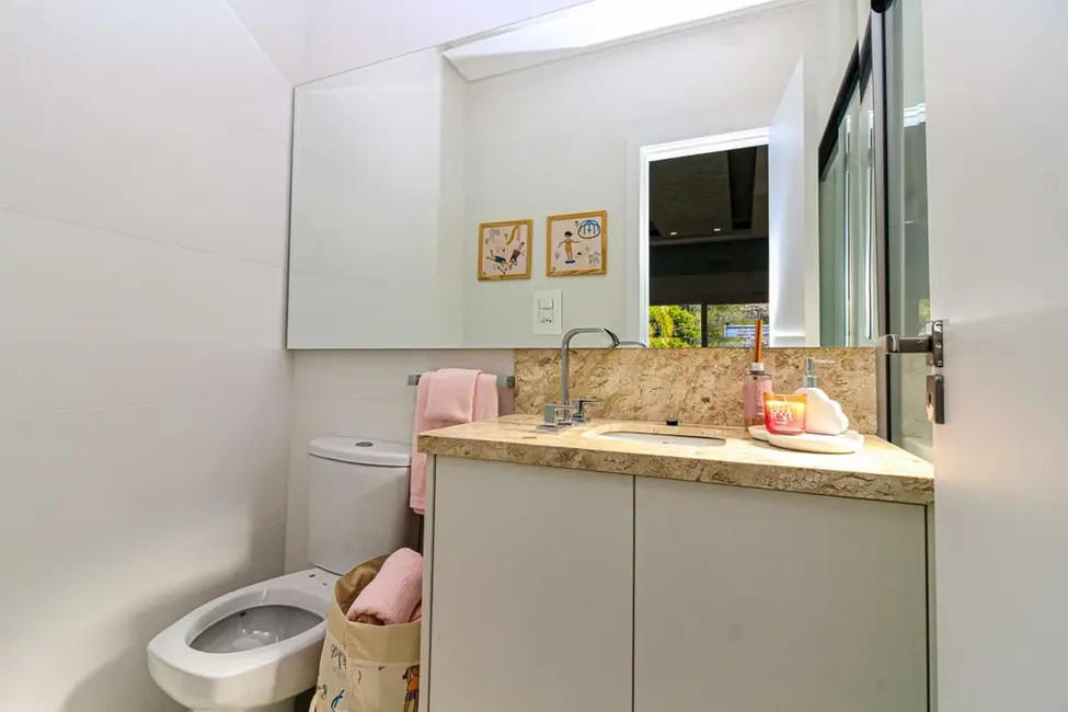 Casa com 3 quartos à venda, 300m2 em Ipanema, Porto Alegre - RS - imagem 8 Foto 8 de Casa com 3 quartos à venda, 300m2 em Ipanema, Porto Alegre - RS