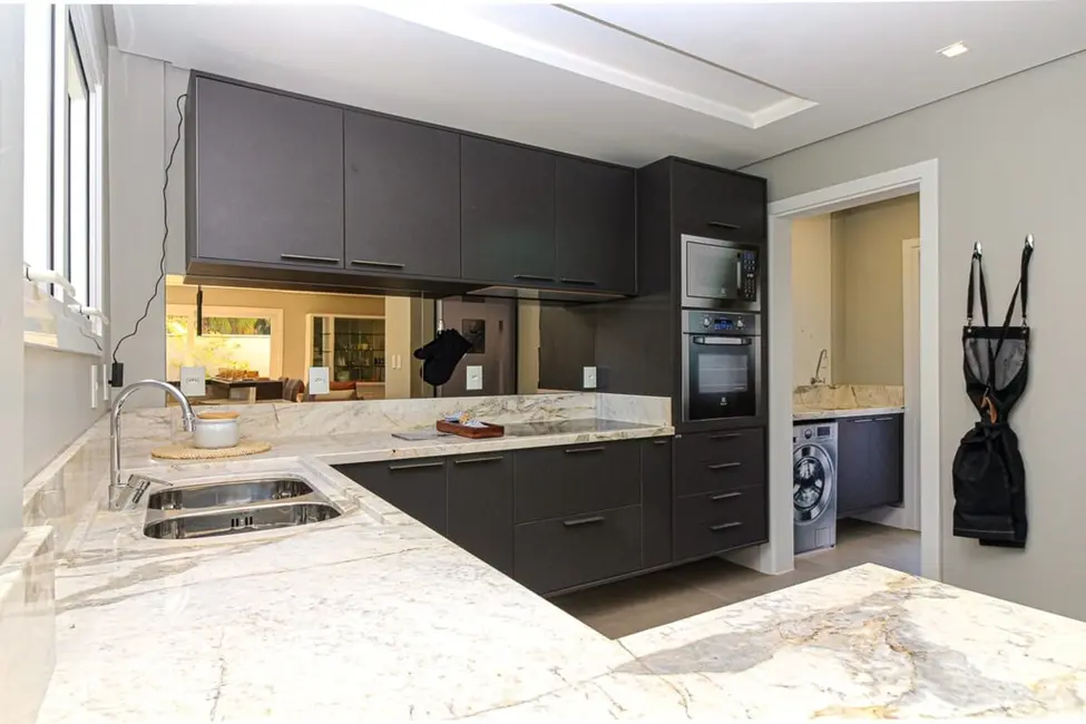 Casa com 3 quartos à venda, 300m2 em Ipanema, Porto Alegre - RS - imagem 9 Foto 9 de Casa com 3 quartos à venda, 300m2 em Ipanema, Porto Alegre - RS