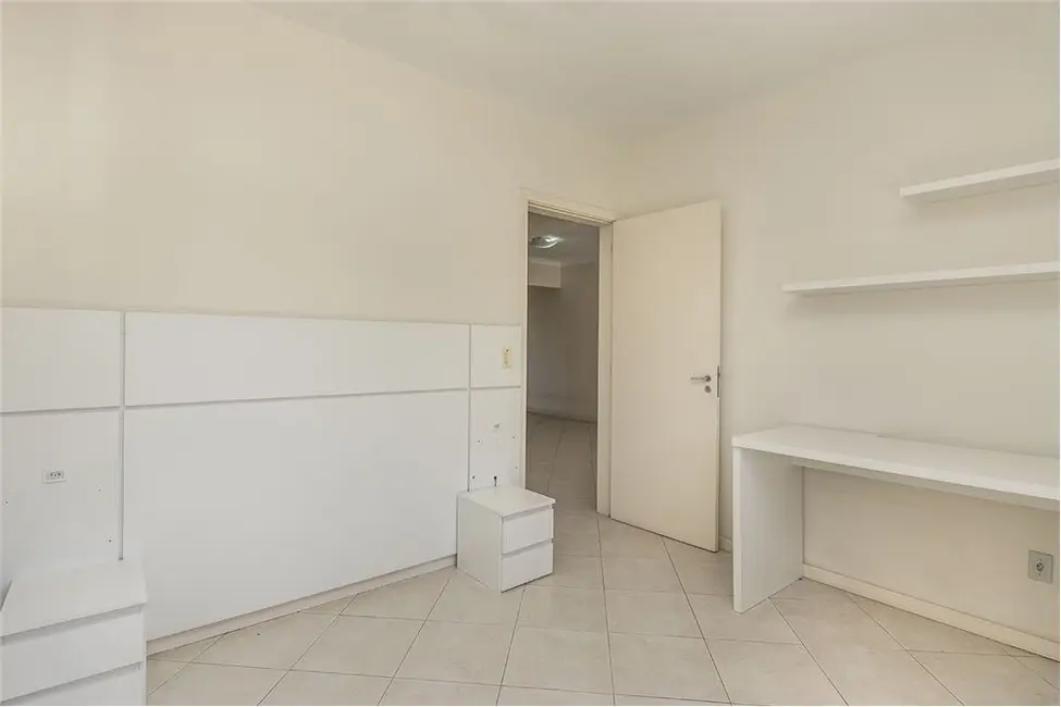 Apartamento com 2 quartos à venda, 72m2 em Teresópolis, Porto Alegre - RS - imagem 6 Foto 6 de Apartamento com 2 quartos à venda, 72m2 em Teresópolis, Porto Alegre - RS