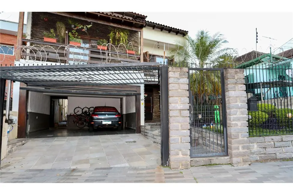 Casa com 5 quartos à venda, 300m2 em Medianeira, Porto Alegre - RS - imagem 2 Foto 2 de Casa com 5 quartos à venda, 300m2 em Medianeira, Porto Alegre - RS