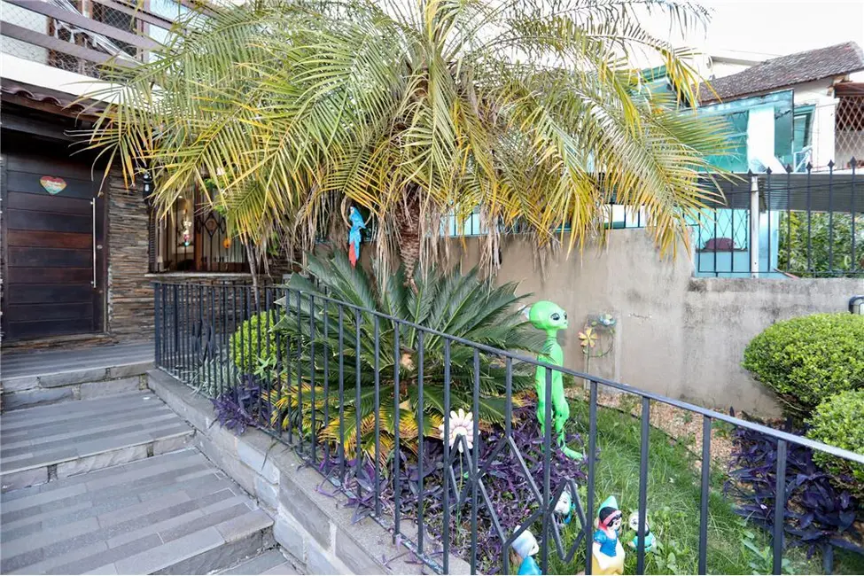 Casa com 5 quartos à venda, 300m2 em Medianeira, Porto Alegre - RS - imagem 4 Foto 4 de Casa com 5 quartos à venda, 300m2 em Medianeira, Porto Alegre - RS