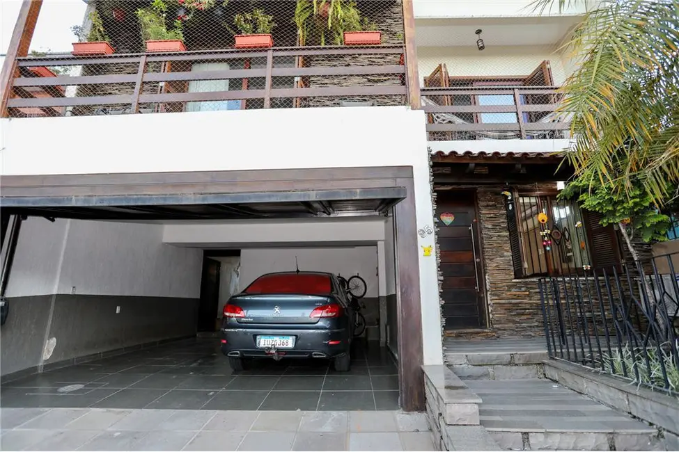 Casa com 5 quartos à venda, 300m2 em Medianeira, Porto Alegre - RS - imagem 3 Foto 3 de Casa com 5 quartos à venda, 300m2 em Medianeira, Porto Alegre - RS