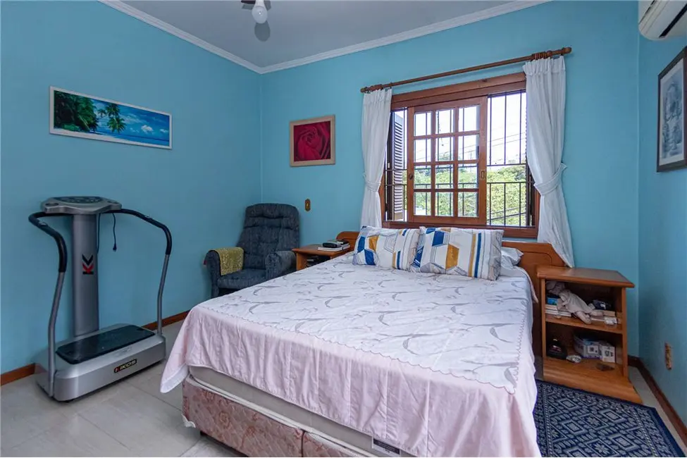 Casa com 4 quartos à venda, 300m2 em Teresópolis, Porto Alegre - RS - imagem 8 Foto 8 de Casa com 4 quartos à venda, 300m2 em Teresópolis, Porto Alegre - RS