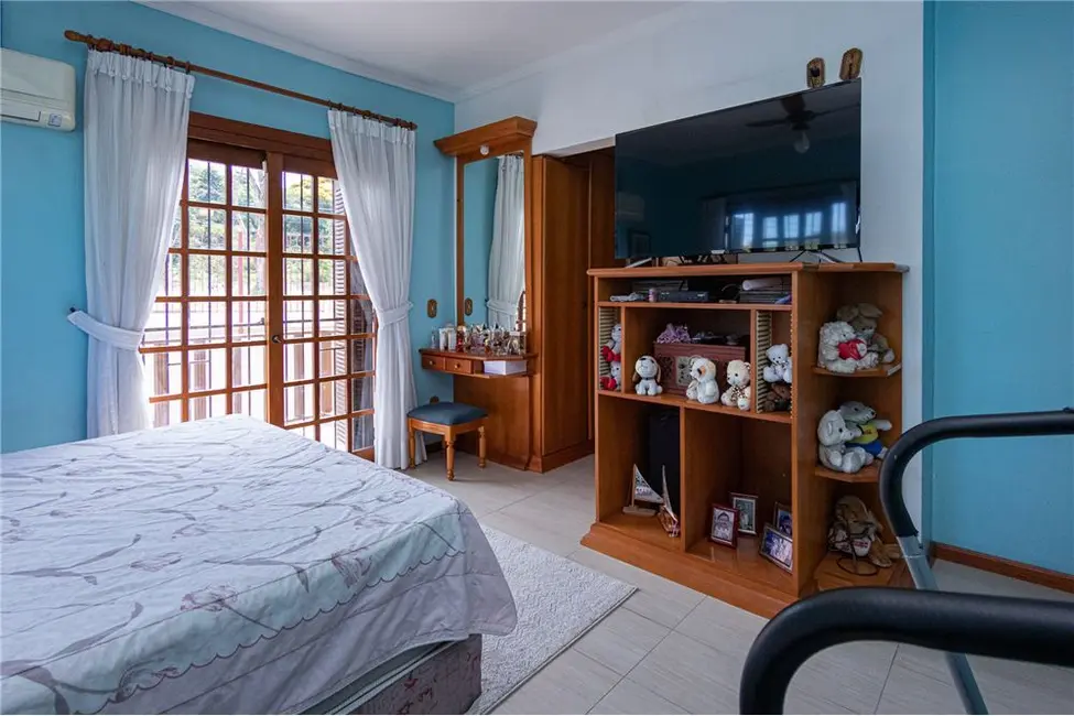 Casa com 4 quartos à venda, 300m2 em Teresópolis, Porto Alegre - RS - imagem 9 Foto 9 de Casa com 4 quartos à venda, 300m2 em Teresópolis, Porto Alegre - RS