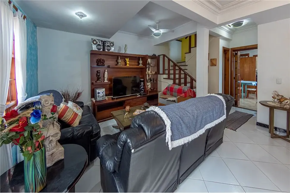 Foto 2 de Casa com 4 quartos à venda, 300m2 em Teresópolis, Porto Alegre - RS