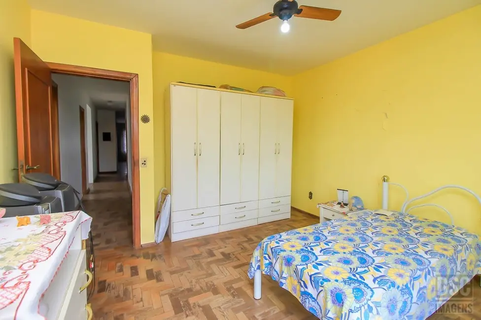 Casa com 3 quartos à venda, 299m2 em Glória, Porto Alegre - RS - imagem 3 Foto 3 de Casa com 3 quartos à venda, 299m2 em Glória, Porto Alegre - RS