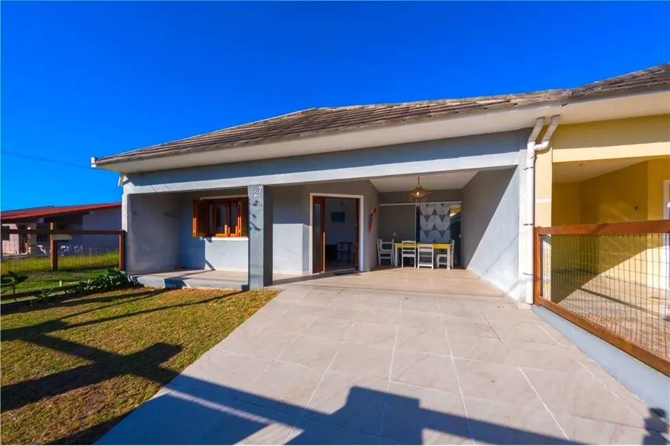 Foto 2 de Casa com 3 quartos à venda, 98m2 em Tramandai - RS