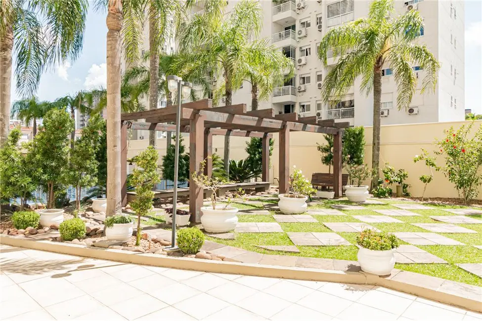 Foto 2 de Apartamento com 2 quartos à venda, 72m2 em Passo da Areia, Porto Alegre - RS