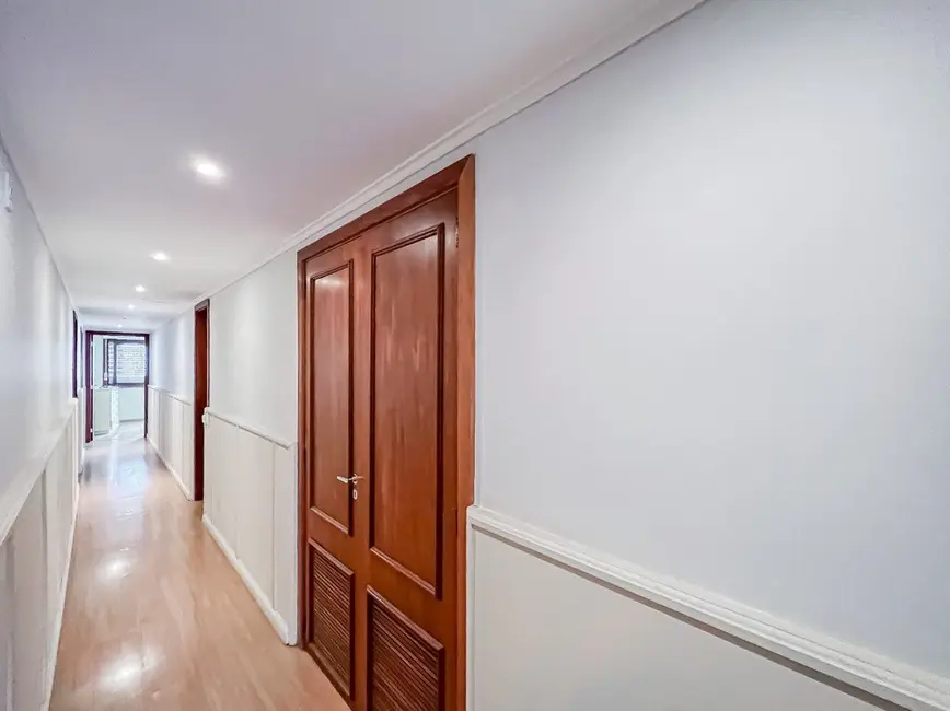 Apartamento com 3 quartos à venda, 182m2 em Moinhos de Vento, Porto Alegre - RS - imagem 8 Foto 8 de Apartamento com 3 quartos à venda, 182m2 em Moinhos de Vento, Porto Alegre - RS