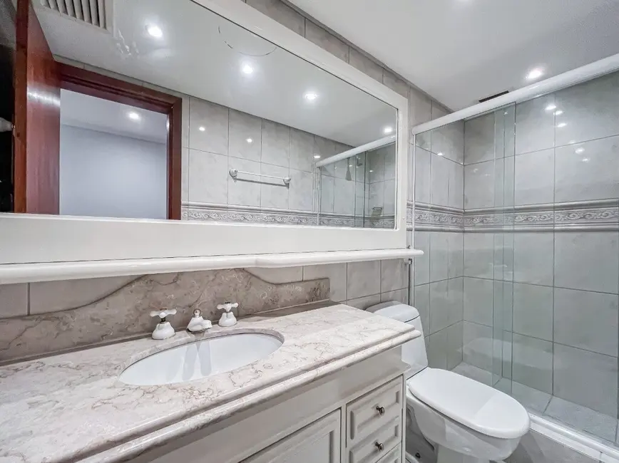 Apartamento com 3 quartos à venda, 182m2 em Moinhos de Vento, Porto Alegre - RS - imagem 9 Foto 9 de Apartamento com 3 quartos à venda, 182m2 em Moinhos de Vento, Porto Alegre - RS