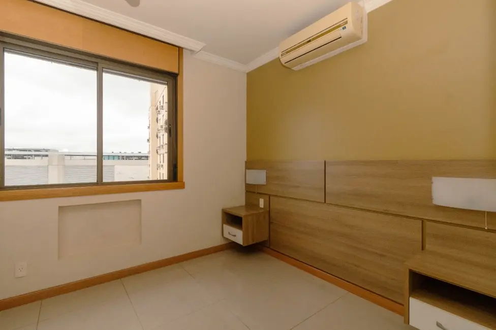 Foto 9 de Apartamento com 3 quartos à venda, 83m2 em Passo da Areia, Porto Alegre - RS