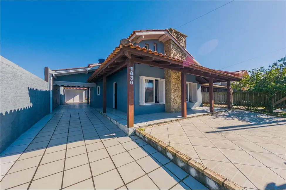 Foto 2 de Casa com 4 quartos à venda, 150m2 em Tramandai - RS