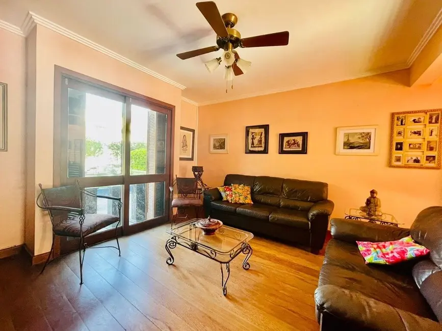 Casa com 4 quartos à venda, 240m2 em Ipanema, Porto Alegre - RS - imagem 4 Foto 4 de Casa com 4 quartos à venda, 240m2 em Ipanema, Porto Alegre - RS